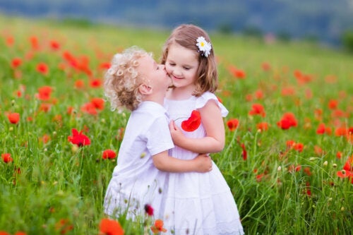 Le premier amour des enfants : pourquoi est-ce important ?