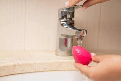 Beauty blender : comment le nettoyer sans l'abîmer ?