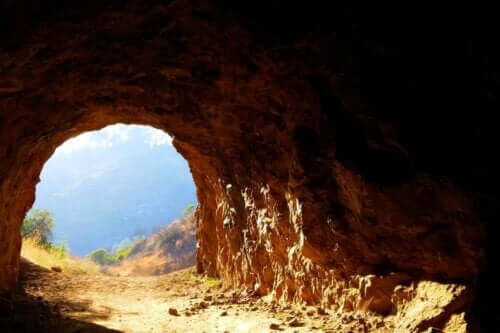 Allégorie de la caverne de Platon : sens et enseignements