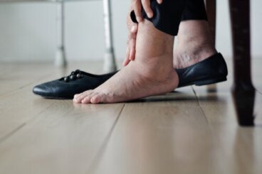 17 causes d'inflammation des mains et des pieds : comment la traiter ?
