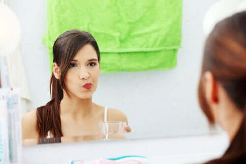 Nettoyer la bouche ou la brosse à dents avec de l'eau oxygénée, est-ce sans danger ?