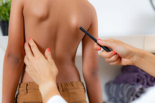 Attitude scoliotique : en quoi consiste-t-elle ?