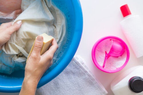 Comment enlever les taches de résine sur les vêtements sans abîmer ces derniers ?