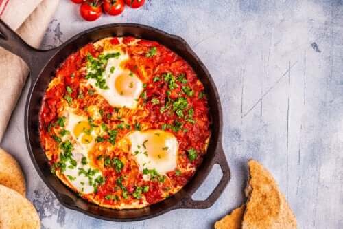 Œufs au purgatoire : recette italienne facile et délicieuse
