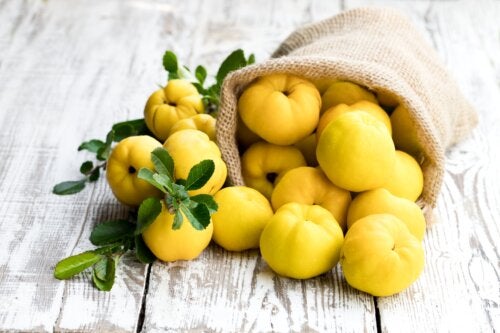 Fruits astringents : liste, bienfaits et utilisations