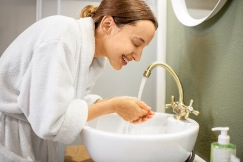 Savez-vous comment retirer correctement la crème solaire de la peau ?
