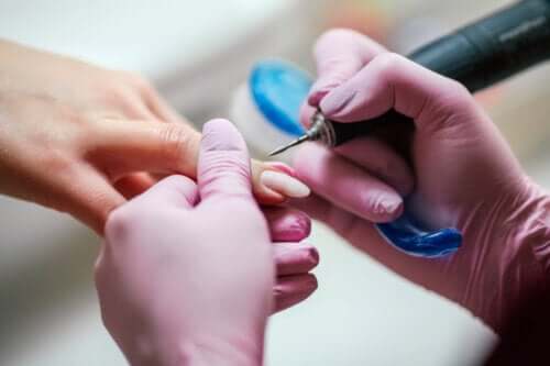 Manucure russe : en quoi consiste-t-elle ?