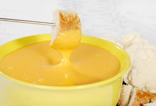 Une délicieuse trempette au fromage et aux épices à préparer à la maison