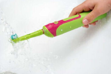 Comment nettoyer une brosse à dents électrique ?