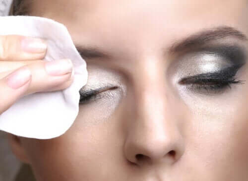 Lingettes démaquillantes ou eau micellaire : quelle est la meilleure option pour se démaquiller ?
