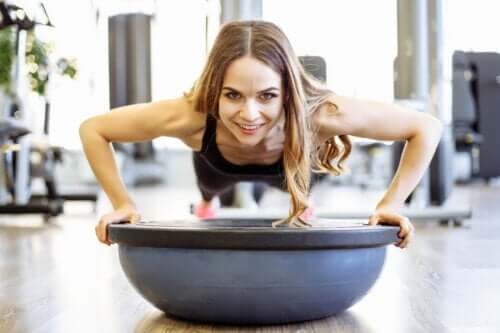 Planches avec un ballon Bosu : comment les faire et quels sont leurs bienfaits ?