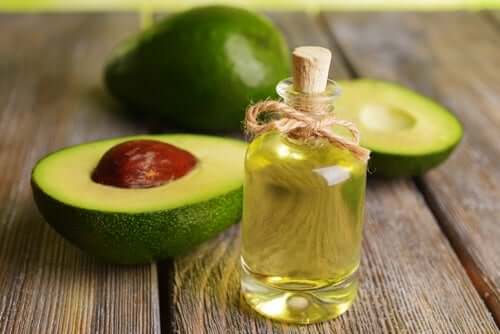 8 conseils pour utiliser l'huile d'avocat dans votre routine beauté