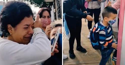 Une mère pleure d'émotion lorsqu'elle dépose son fils à l'école pour la première fois