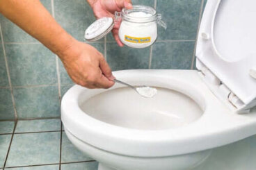 Comment déboucher les toilettes sans piston : facile, rapide et propre