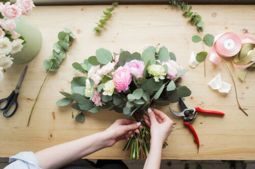 Comment faire un bouquet de fleurs à la maison : tutoriel étape par étape