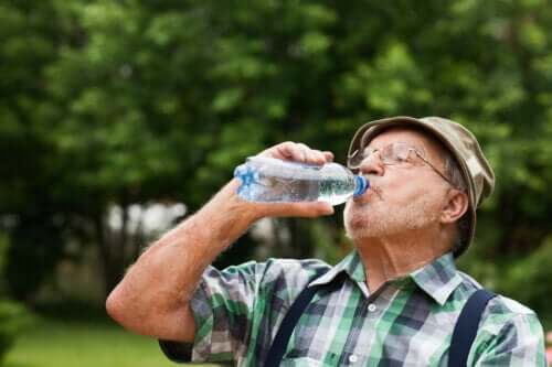 S'hydrater : la clé pour vivre plus longtemps ?