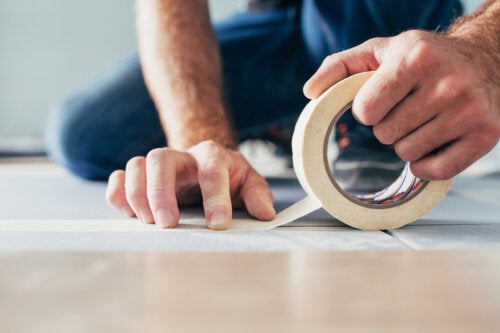 Ruban de masquage : qu'est-ce que c'est et quelles sont ses utilisations
