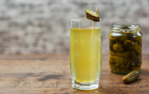 Jus de cornichon : nutrition, bienfaits et effets secondaires