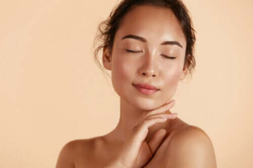 Anticontouring : la tendance maquillage qui privilégie le naturel du visage