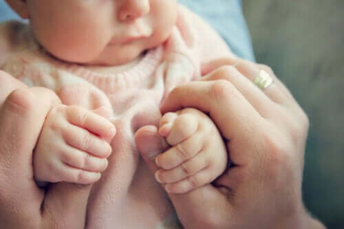 Qu'est-ce que le réflexe de préhension chez les bébés ?
