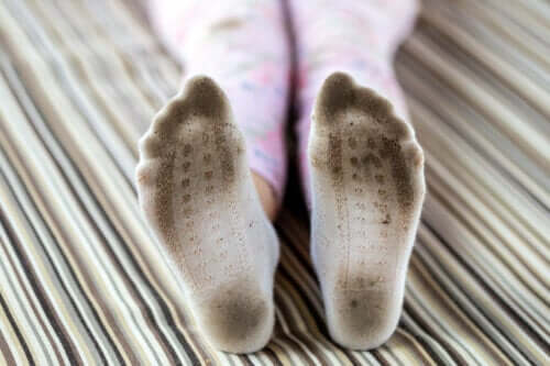 8 astuces pour éliminer les taches noires des chaussettes
