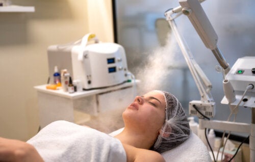 Est-ce bon de vaporiser le visage ? Conseils et quand l'éviter