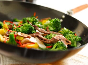Étapes, astuces et erreurs à éviter lors de la cuisson au wok