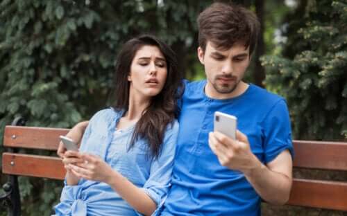 5 signes de jalousie malsaine dans une relation et comment agir