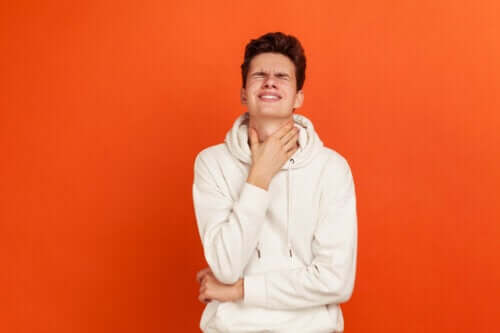 Mal de gorge en avalant : causes et comment le soulager