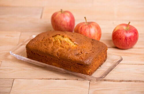 Recette de gâteau aux pommes, à la cannelle et aux noix sans lactose
