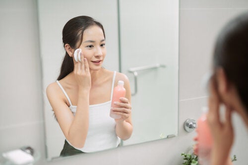 Appliquer le tonique facial selon la technique coréenne des 7 couches