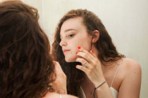 5 signes qui indiquent que vous exfoliez trop votre peau