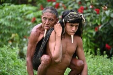Un jeune homme indigène a porté son père pendant des heures pour qu'il reçoive le vaccin