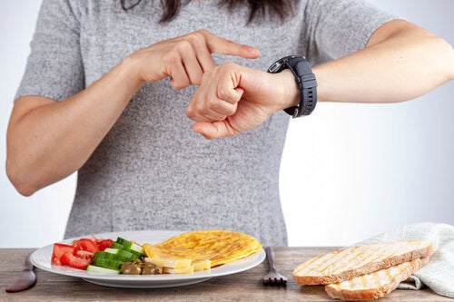 Women over 50 implement intermittent fasting