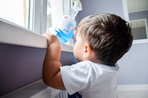 Quels sont les symptômes d'une intoxication à l'eau de javel ?