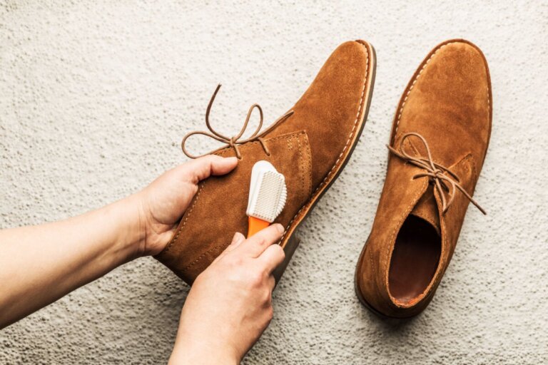 Comment nettoyer et entretenir les chaussures en daim?